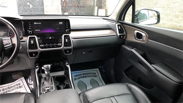 Photo of 2022 Glacial White Pearl Kia Sorento