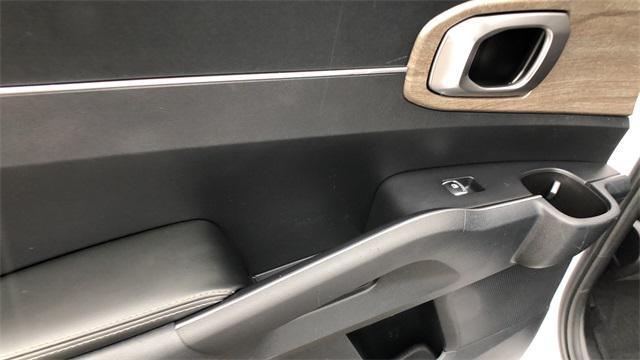 Photo of 2022 Glacial White Pearl Kia Sorento