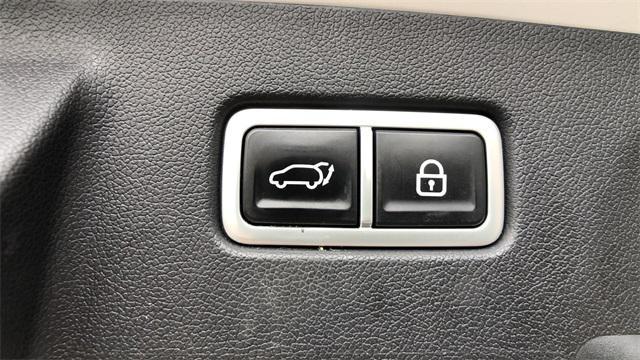 Photo of 2022 Glacial White Pearl Kia Sorento
