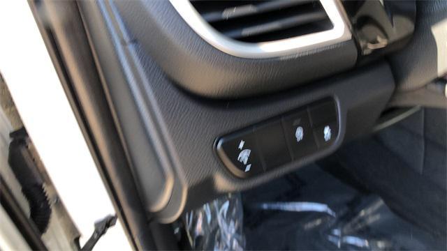 Photo of 2025 Clear White/Black Roof Kia Seltos