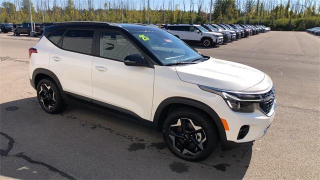 Photo of 2025 Clear White/Black Roof Kia Seltos