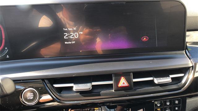 Photo of 2025 Clear White/Black Roof Kia Seltos