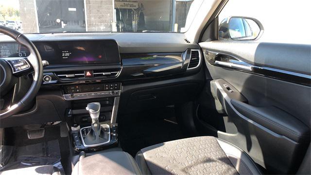 Photo of 2025 Clear White/Black Roof Kia Seltos