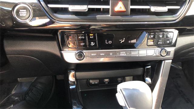 Photo of 2025 Clear White/Black Roof Kia Seltos