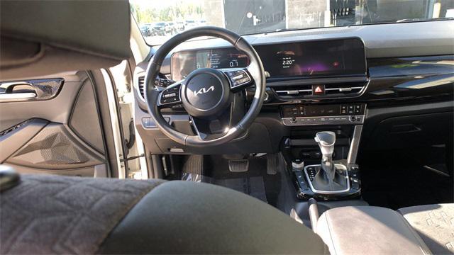 Photo of 2025 Clear White/Black Roof Kia Seltos