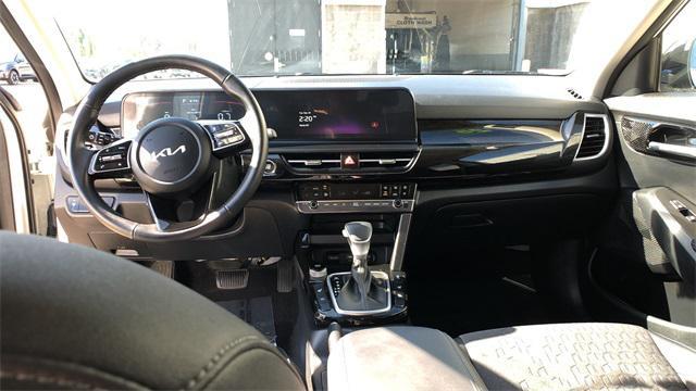 Photo of 2025 Clear White/Black Roof Kia Seltos
