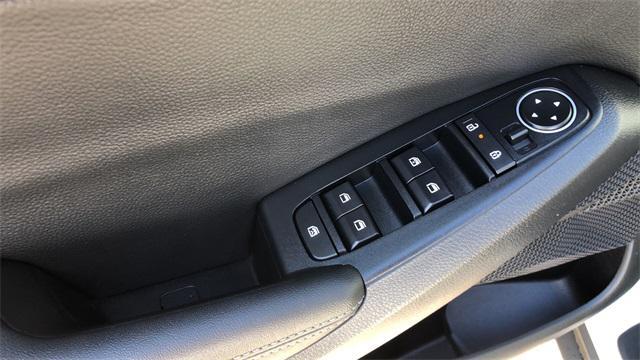 Photo of 2025 Clear White/Black Roof Kia Seltos