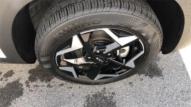 Photo of 2025 Clear White/Black Roof Kia Seltos