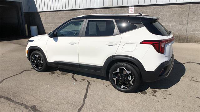 Photo of 2025 Clear White/Black Roof Kia Seltos