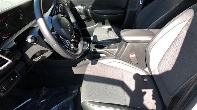 Photo of 2025 Clear White/Black Roof Kia Seltos
