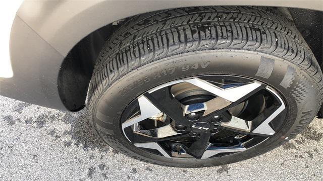 Photo of 2025 Clear White/Black Roof Kia Seltos