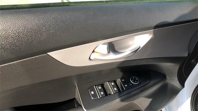 Photo of 2023 Snow White Pearl Kia Forte