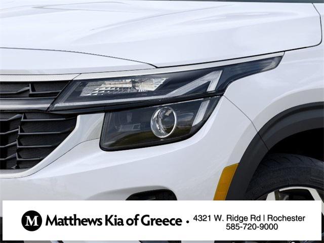 Photo of 2025 Clear White/Black Roof Kia Seltos
