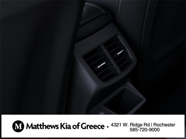 Photo of 2025 Clear White/Black Roof Kia Seltos
