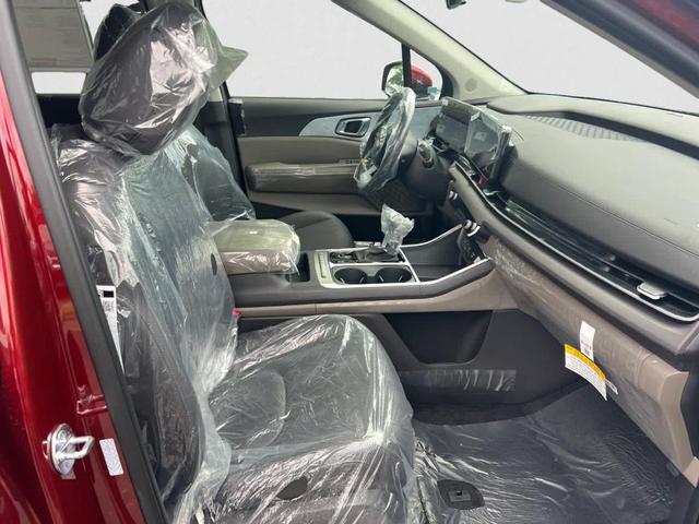 Photo of 2025 C7R Kia Carnival