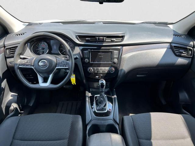 Photo of 2021 Glacier White Nissan Rogue Sport