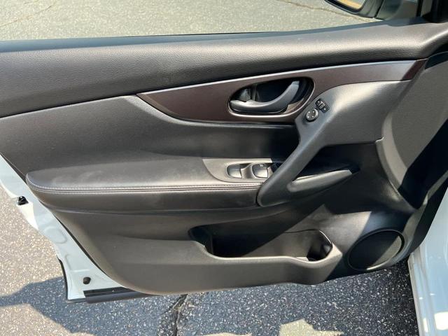 Photo of 2021 Glacier White Nissan Rogue Sport