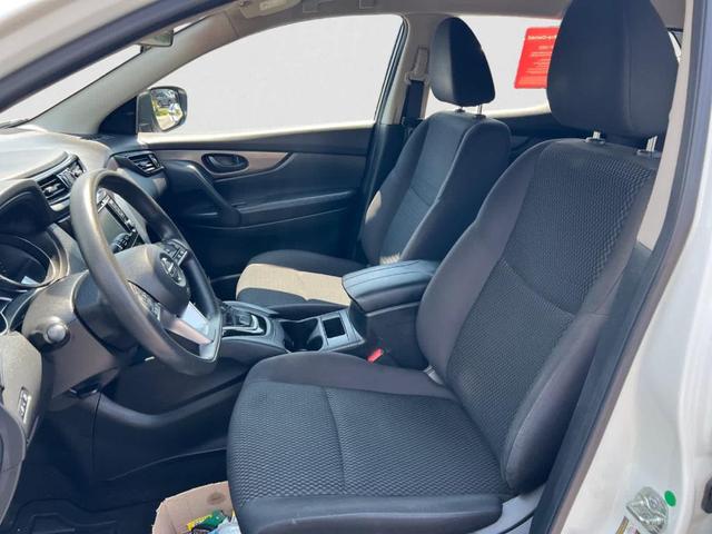 Photo of 2021 Glacier White Nissan Rogue Sport