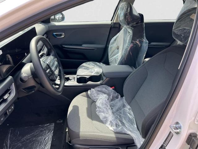 Photo of 2025 Snow White Pearl Kia K4