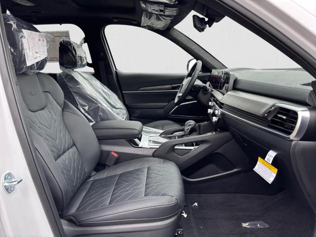 Photo of 2025 Glacial White Pearl Kia Telluride
