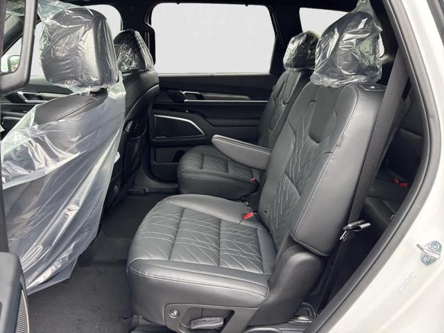 Photo of 2025 Glacial White Pearl Kia Telluride