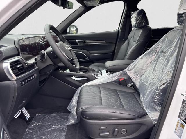 Photo of 2025 Glacial White Pearl Kia Telluride