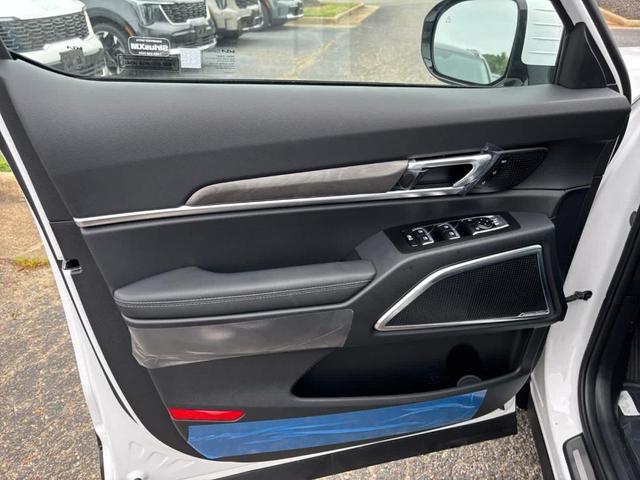 Photo of 2025 Glacial White Pearl Kia Telluride