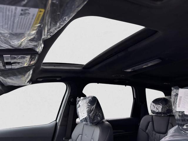 Photo of 2025 Glacial White Pearl Kia Telluride