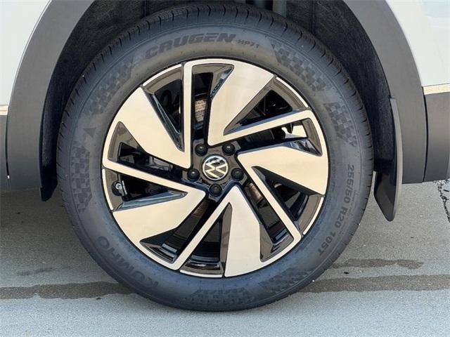 Photo of 2025 Opal White Pearl Effect Volkswagen Atlas