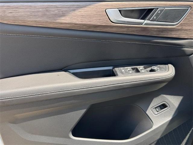 Photo of 2025 Opal White Pearl Effect Volkswagen Atlas