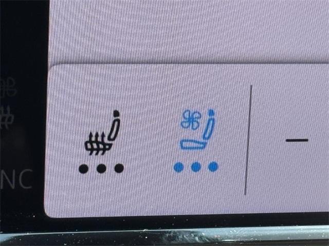 Photo of 2025 Opal White Pearl Effect Volkswagen Atlas