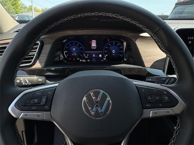 Photo of 2025 Opal White Pearl Effect Volkswagen Atlas
