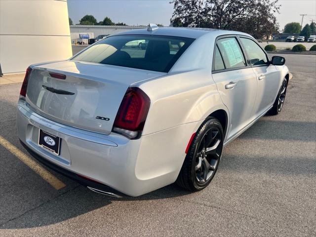 Photo of 2023 Silver Chrysler 300