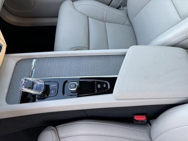 Photo of 2025 Crystal White Metallic Volvo XC60