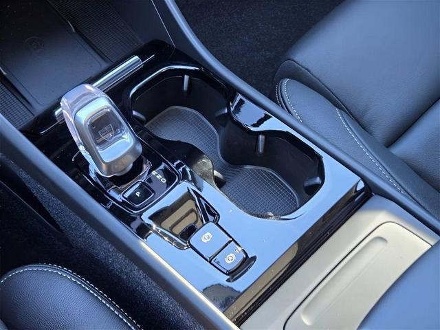 Photo of 2025 Crystal White Pearl Volvo XC40