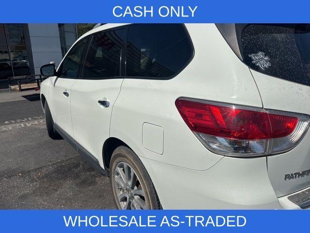 Photo of 2016 Glacier White Nissan Pathfinder