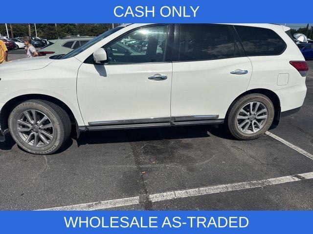 Photo of 2016 Glacier White Nissan Pathfinder