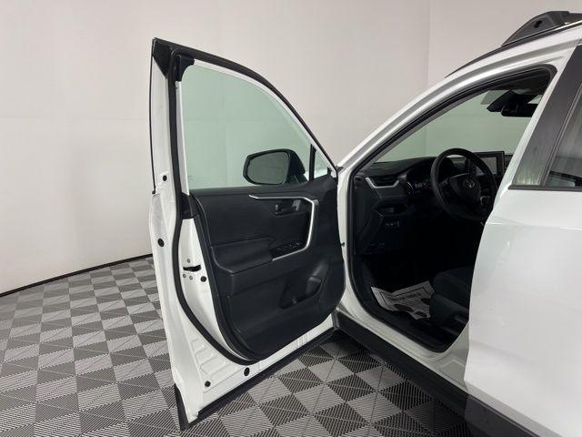 Photo of 2019 Super White Toyota RAV4