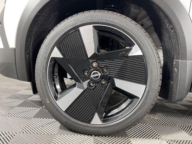 Photo of 2025 Aspen White Tri Nissan Kicks
