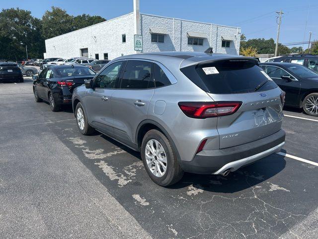 Photo of 2023 Silver Metallic Ford Escape