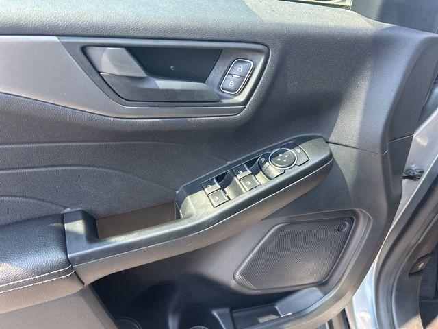 Photo of 2023 Silver Metallic Ford Escape