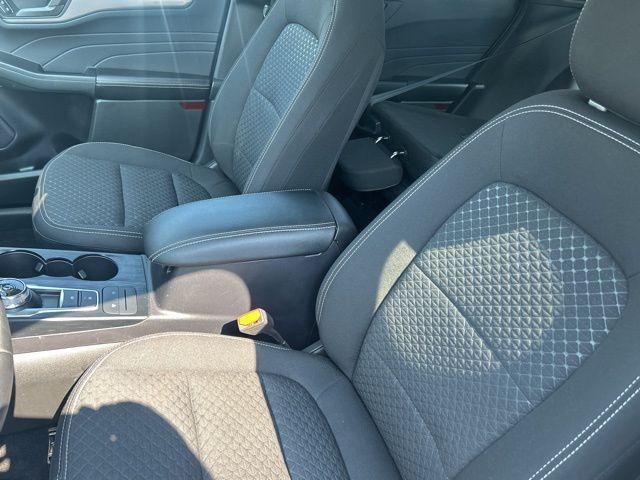 Photo of 2023 Silver Metallic Ford Escape