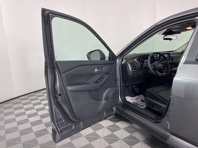 Photo of 2024 Gun Metallic Nissan Rogue