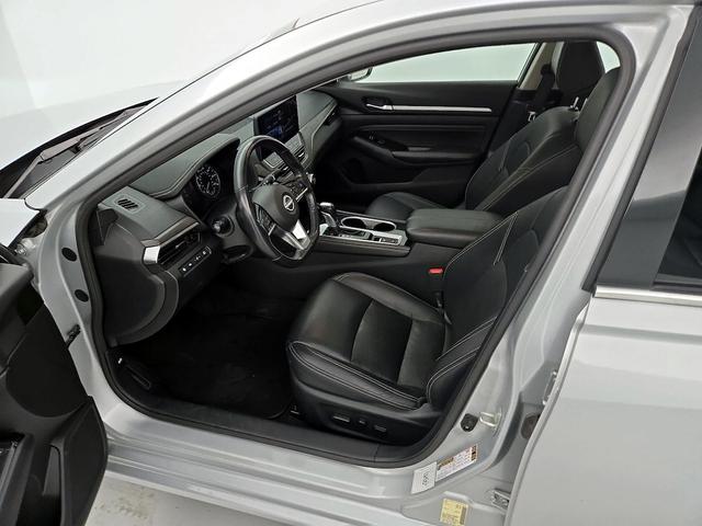 Photo of 2023 Silver Nissan Altima