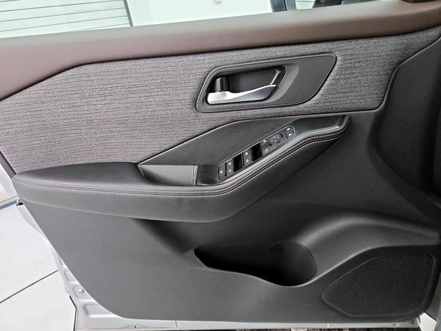 Photo of 2023 Silver Nissan Rogue