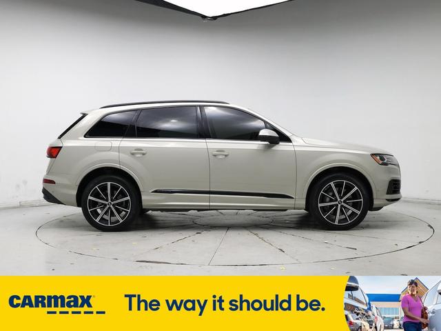 Photo of 2021 Gray Audi Q7