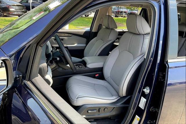 Photo of 2025 Obsidian Blue Pearl Honda Pilot