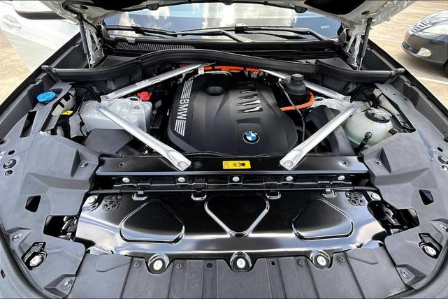Photo of 2025 Alpine White BMW X5 PHEV