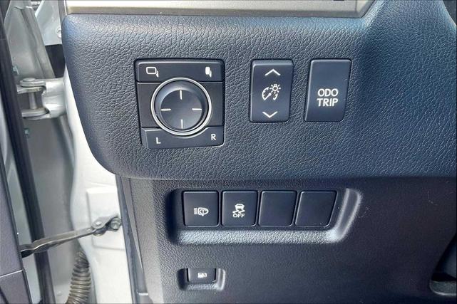 Photo of 2016 Silver Lining Metallic Lexus GX 460