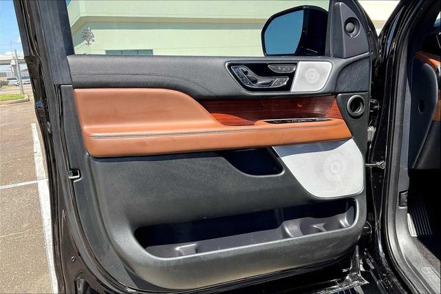 Photo of 2022 Infinite Black Metallic Clearcoat Lincoln Navigator